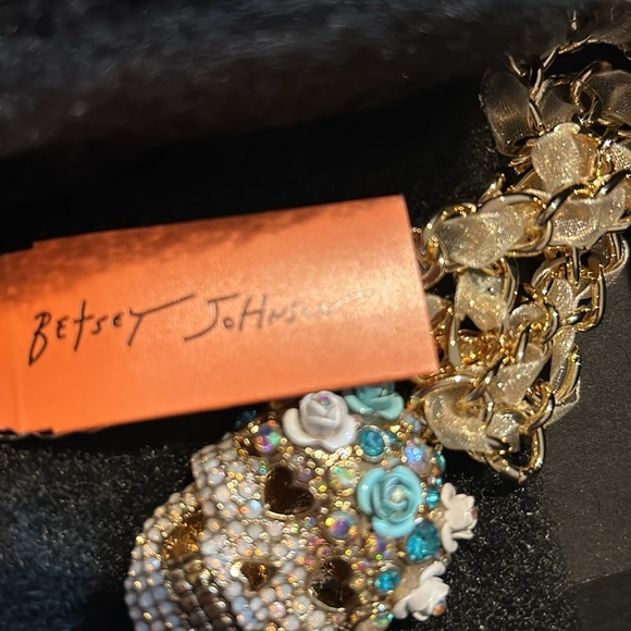 Betsey Johnson Gold Tone Crystal & Flower Sugar Skull Pendant Necklace - Picture 10 of 10